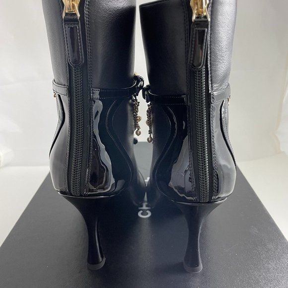 CHANEL $2020 20A BLACK CC DAINTY CHARM ZIP BACK BOOTIES SZ 38.5 - Picture 8 of 10